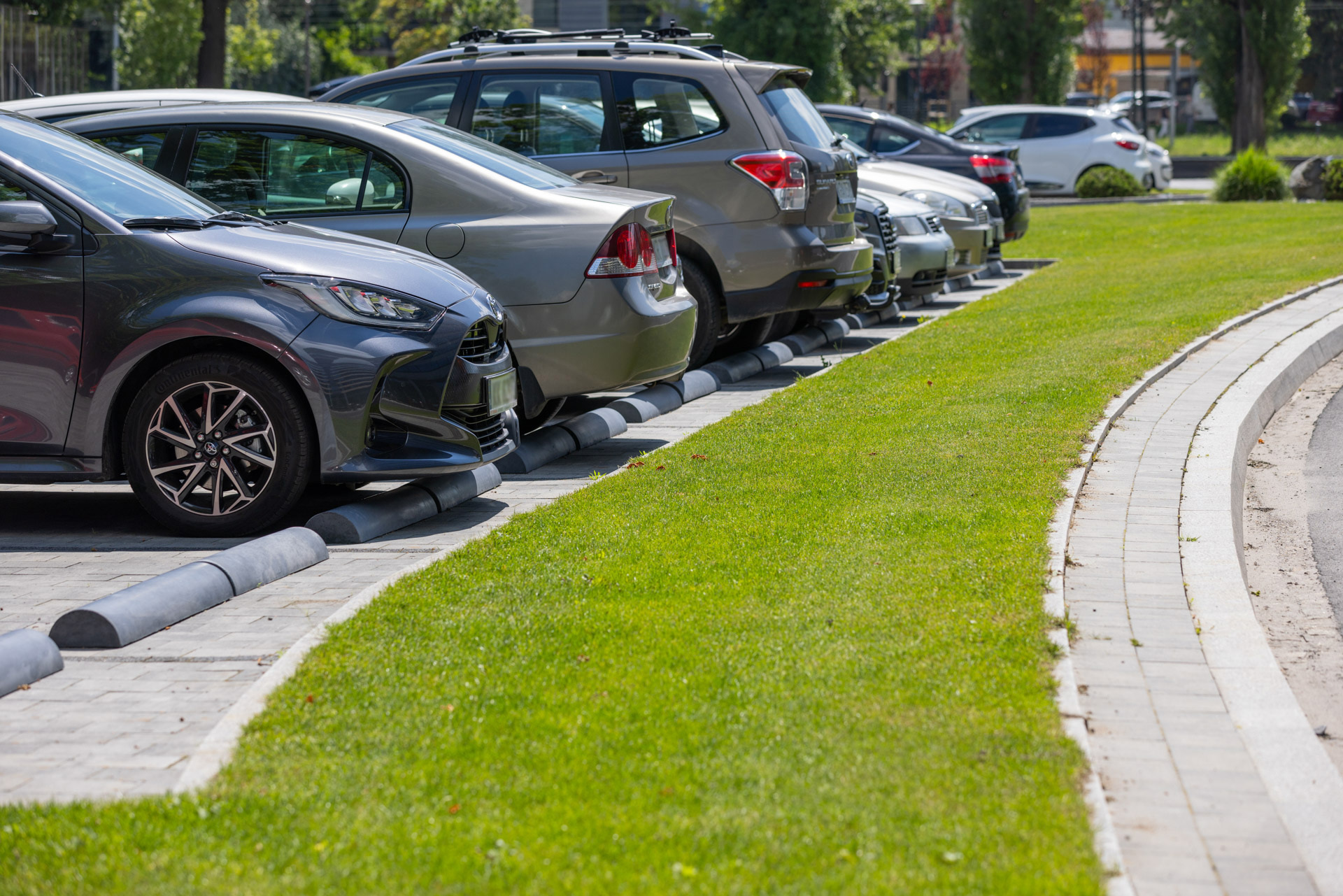 Ograniczniki parkingowe na miejscach postojowych