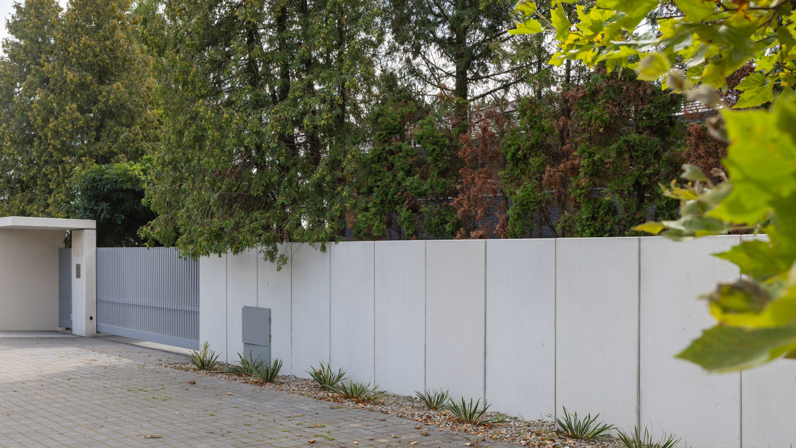 Ściany oporowe Betard jako ogrodzenie posesji prywatnej