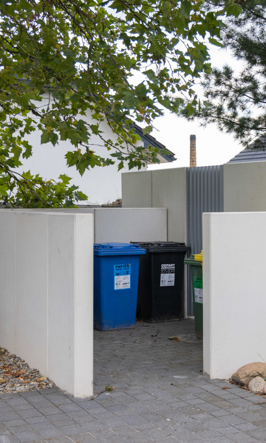 Wiata śmietnikowa ze ścian oporowych typu L