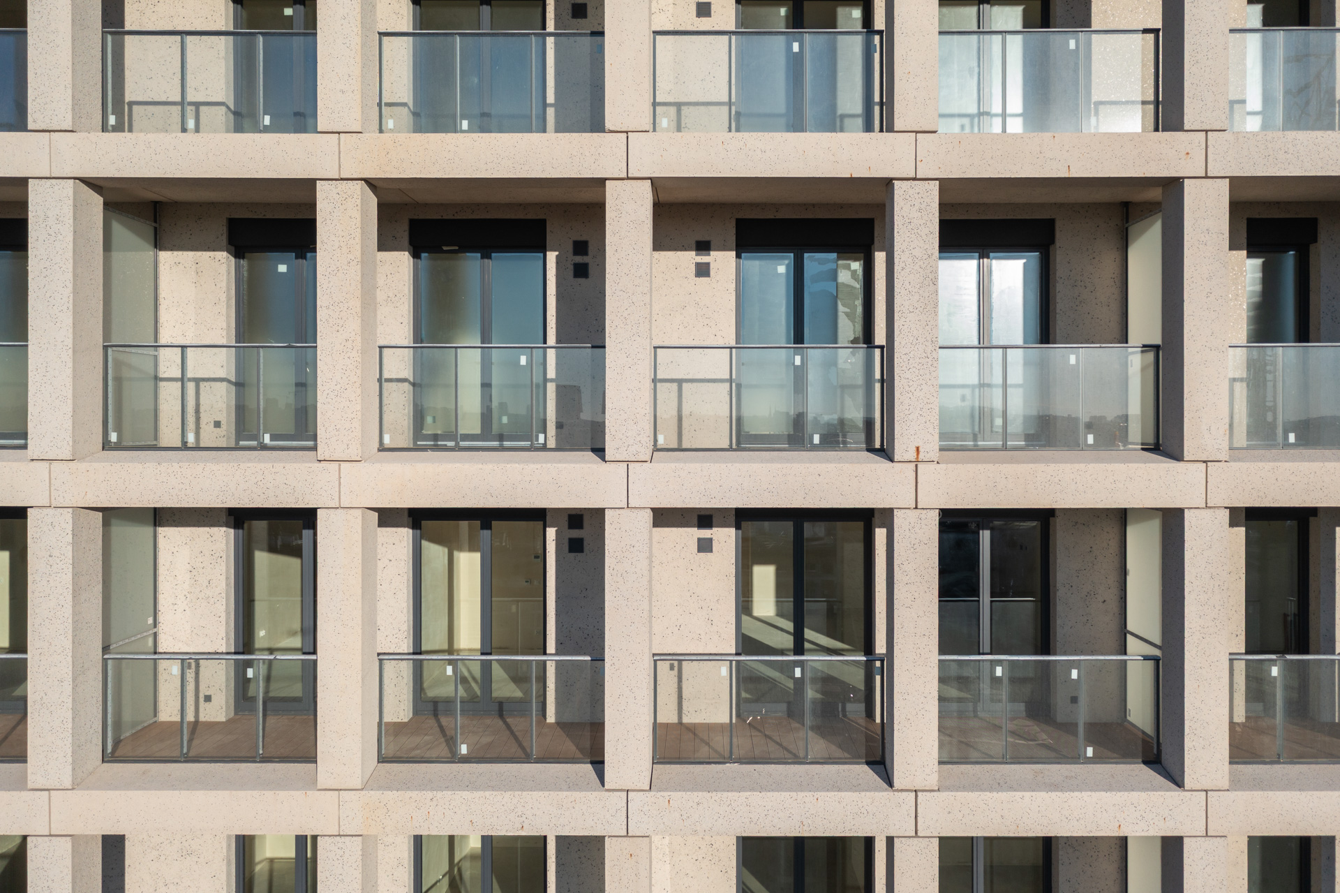 The Upper House by Angel - elewacja z prefabrykatów betonowych