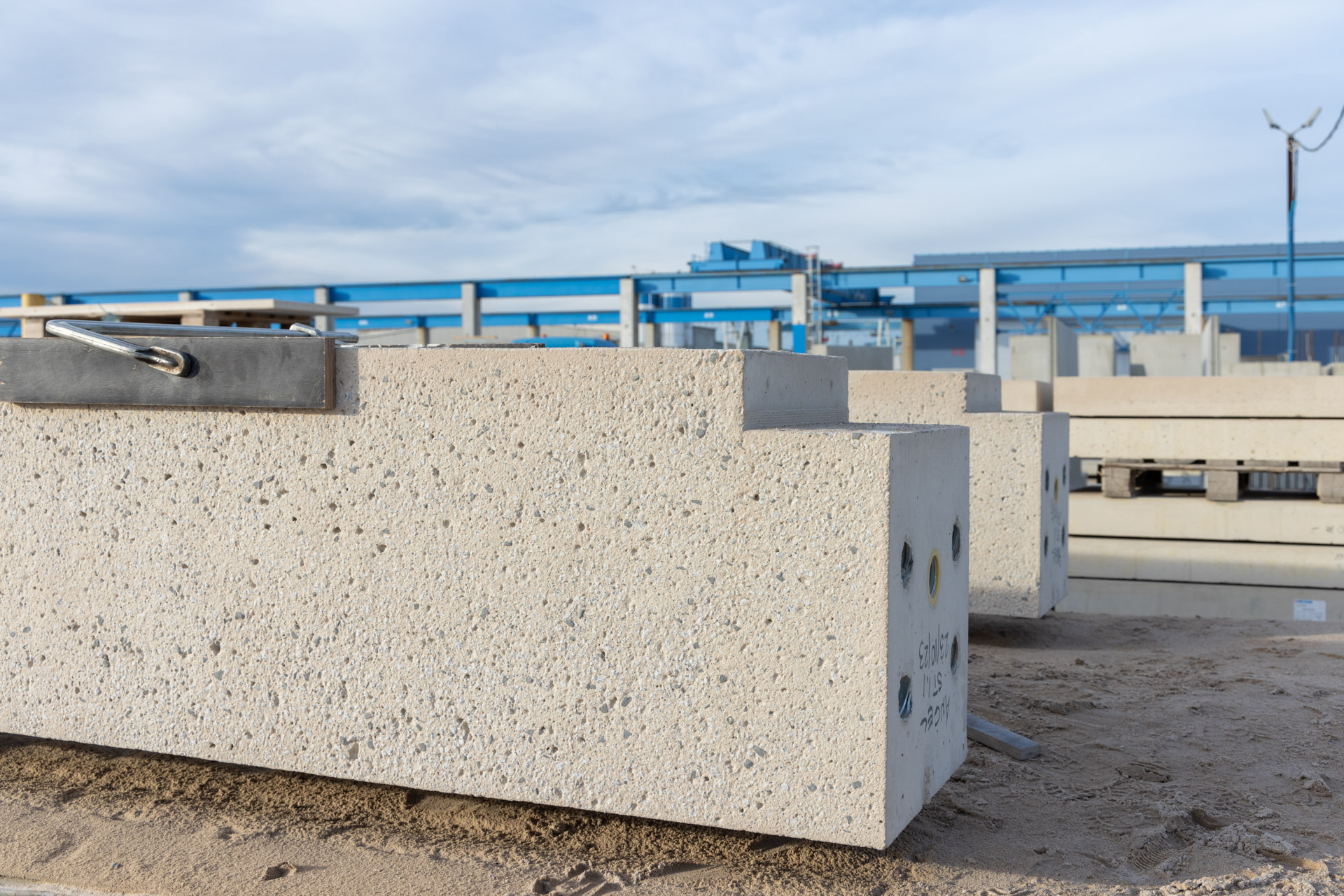 The Upper House by Angel - elewacja z prefabrykatów betonowych