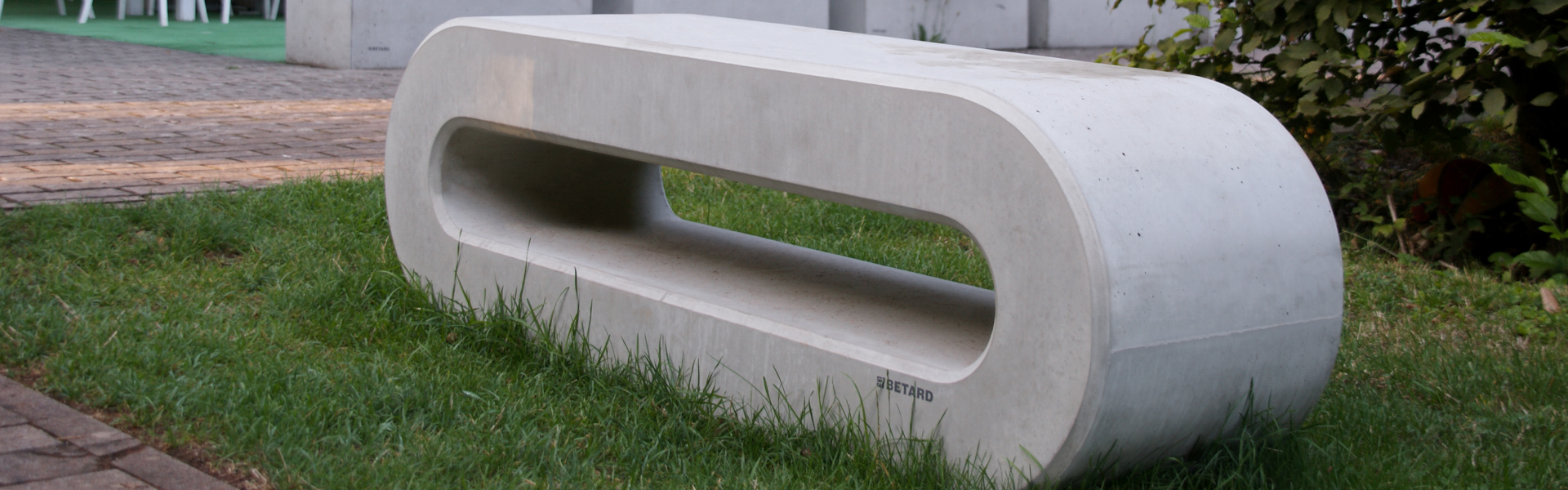 Betonowe siedzisko Owal na trawie