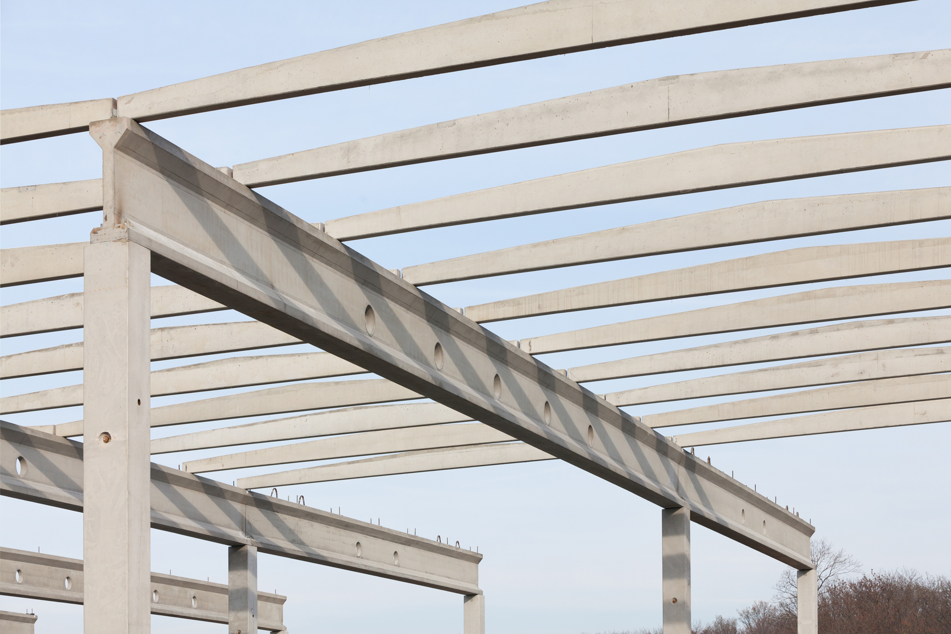 PREFABRYKOWANE ELEMENTY SPRĘŻONE W KONSTRUKCJACH DACHOWYCH