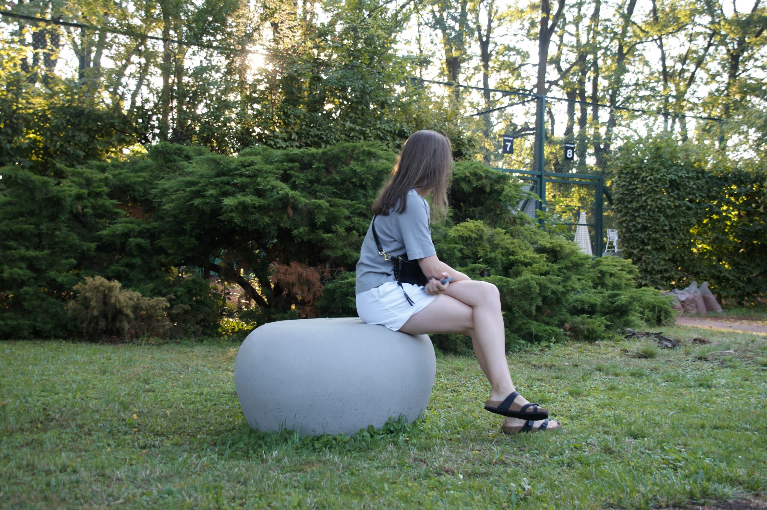 Betonowe siedzisko Pufa na trawie