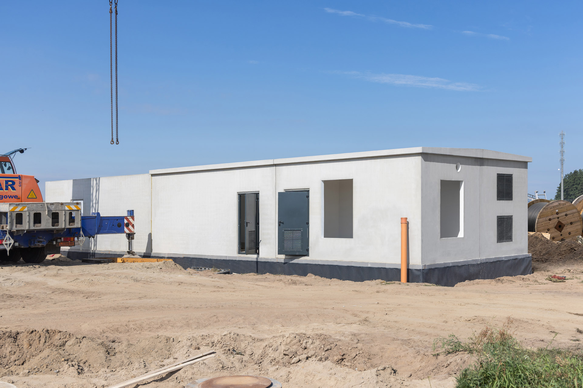 Prefabrykowana obudowa trafostacji z daszkiem