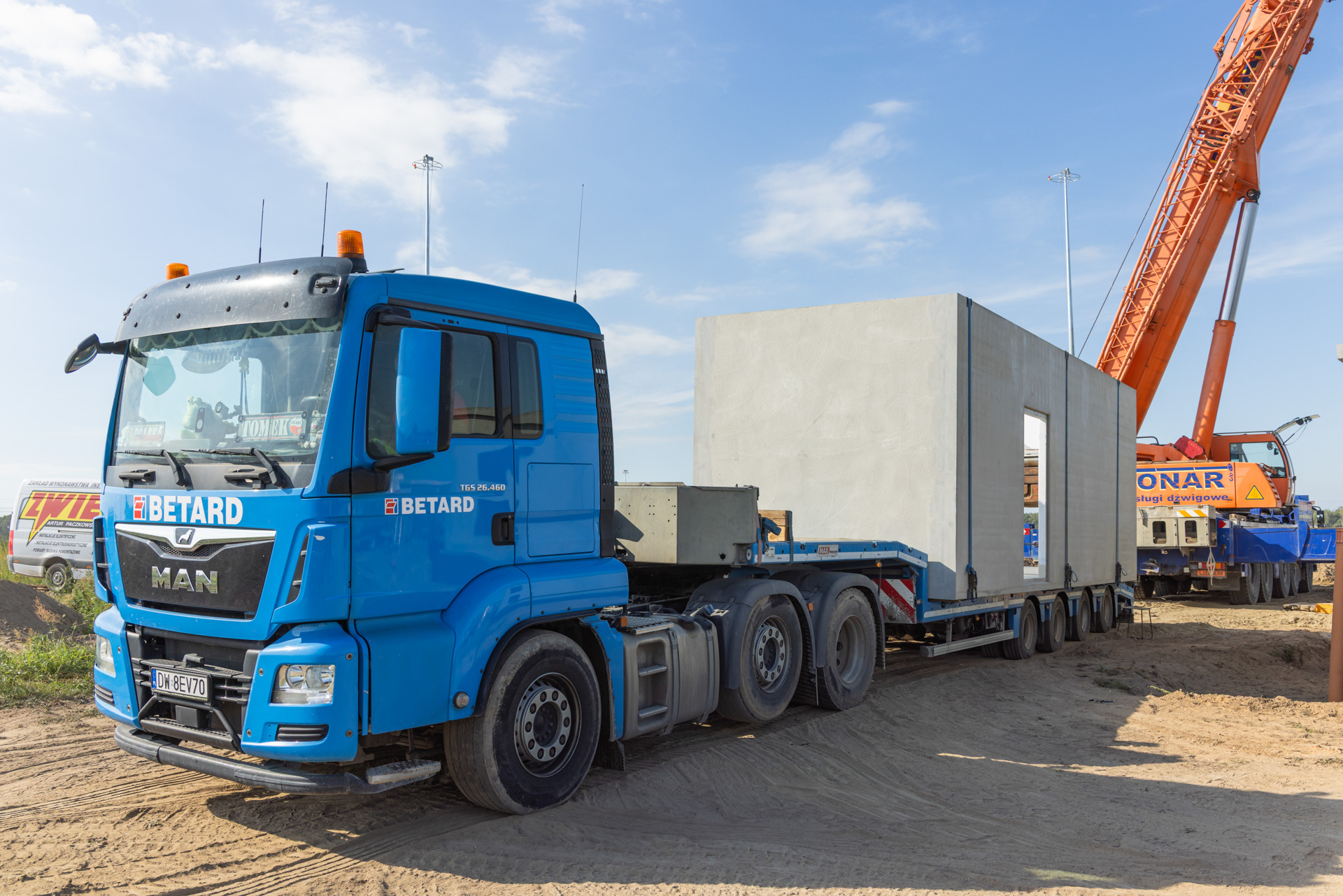 Transport betonowej obudowy trafostacji