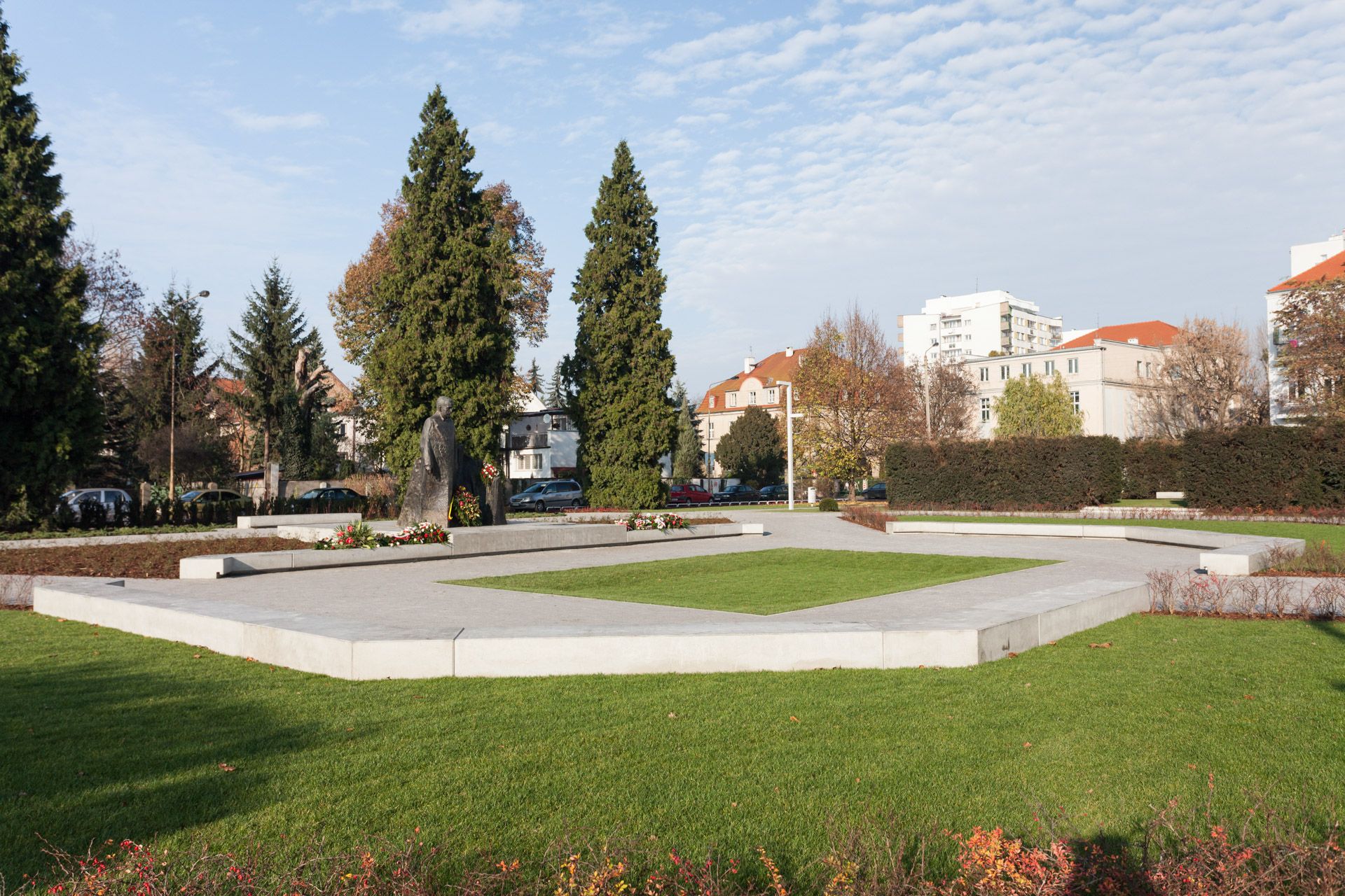 Betonowe siedziska na skwerze Wojciecha Korfantego we Wrocławiu