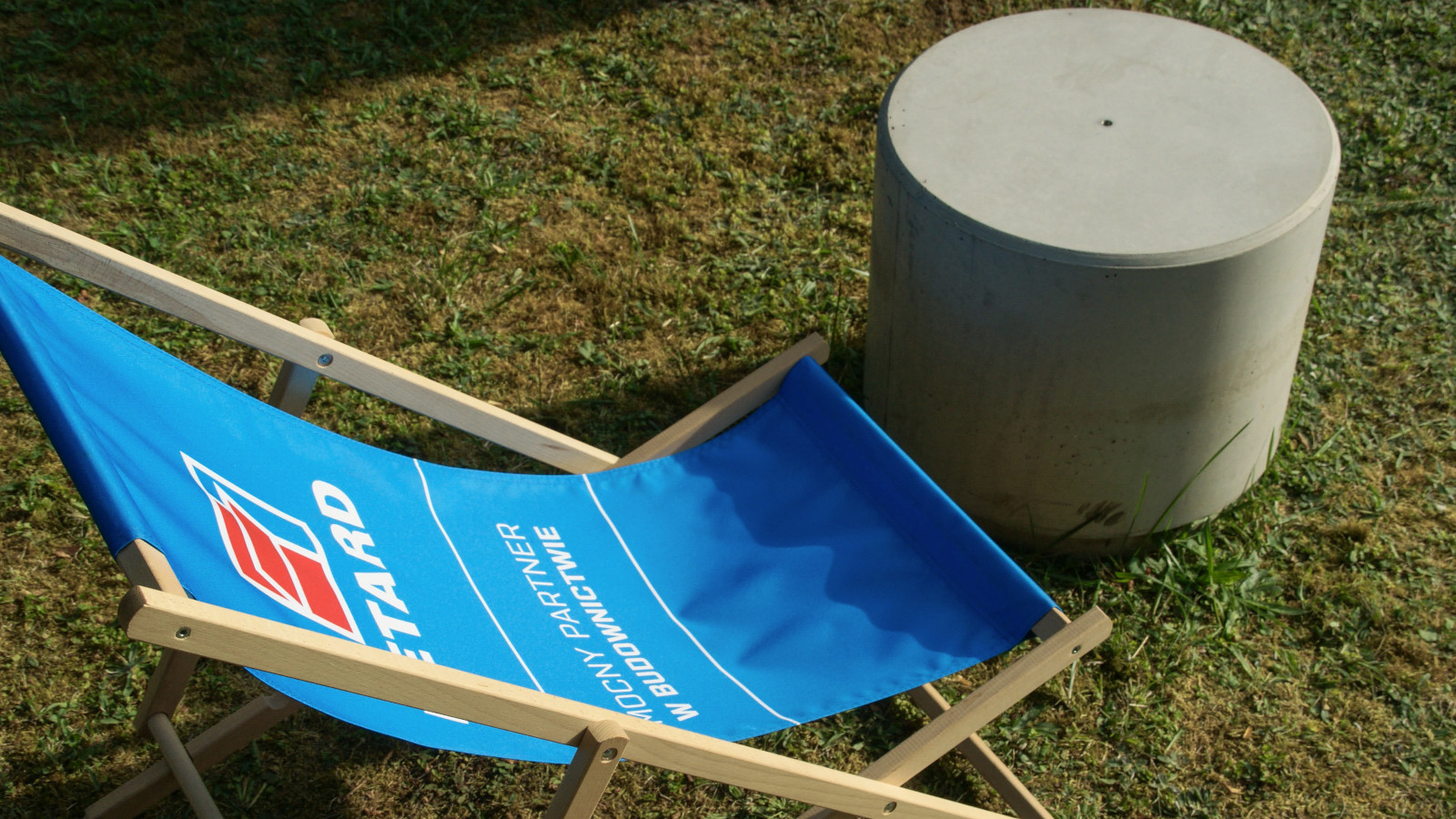 Betonowe Siedzisko Giro na trawie w formie stolika kawowego