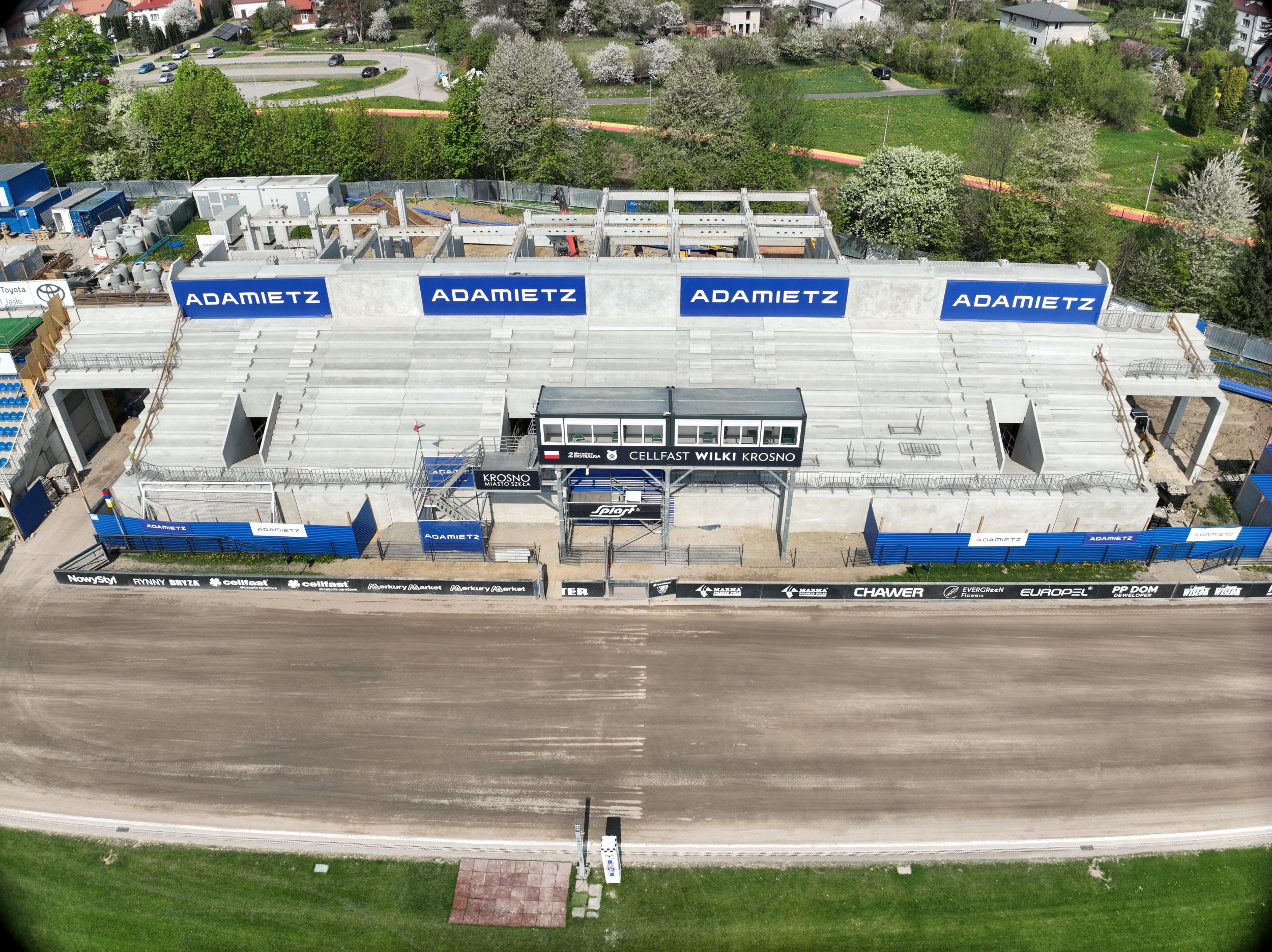 Widok na trybunę sportową w Krośnie