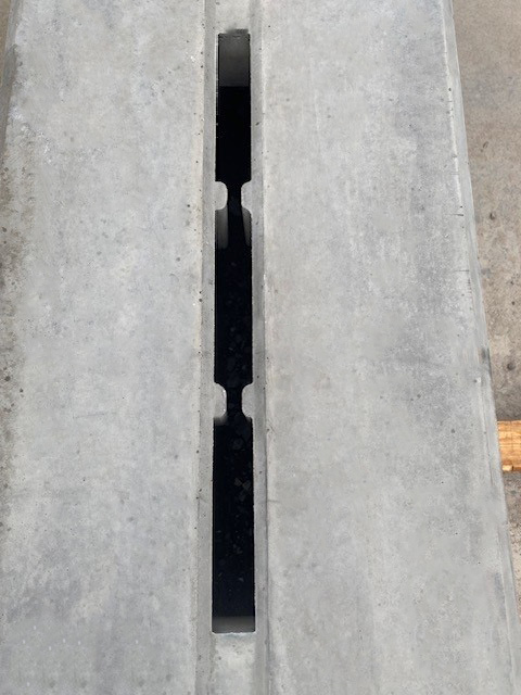 Zbliżenie na szczelinę korytka betonowego, tworzącego odwodnienie liniowe